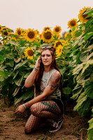 Nicole_Sunflowers_Session-07043