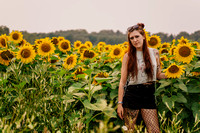 Nicole_Sunflowers_Session-07113