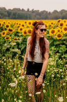 Nicole_Sunflowers_Session-07170